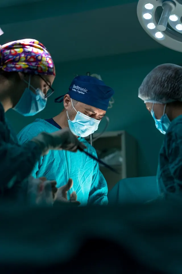 avocat-erreur-médicale Photographie couleur d'un chirurgien en train d'effectuer un acte médical. En cas de faute, la responsabilité du chirurgien peut être engagée et la victime peut être indemnisée pour les dommages subis. L'assistance d'un avocat est recommandée.