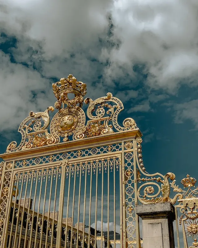 Avocat-postulant-Versailles Avocat postulation devant les tribunaux du ressort de la cour d'appel de Versailles. Photographie en couleur de la grille du château de Versailles